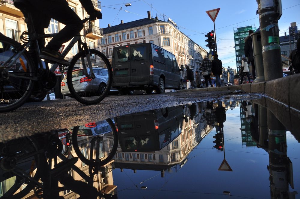 BYROM TIL BESVÆR: I mange av Oslos gater må syklister kjempe om plassen med biler, busser og trikker. 