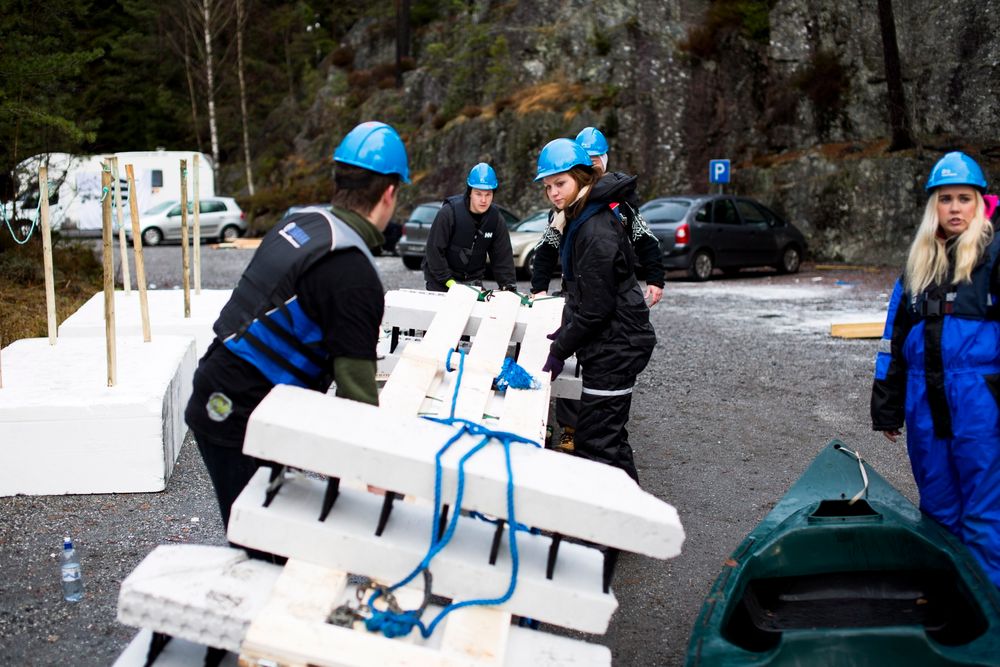 Vinnerlaget brukte jackopor, stropper og planker for å bygge broen. Lagene måtte bære broen fra parkeringsplassen og legge ut på vannet på kortest mulig tid. 