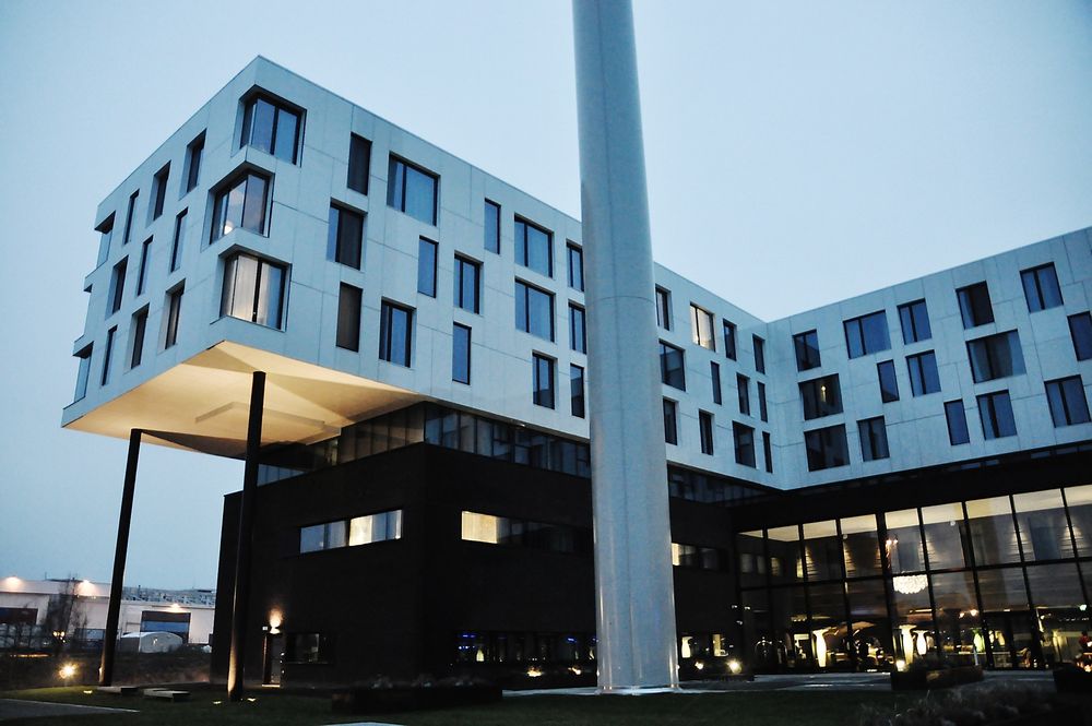 MED SØYLER: Scandic hotell på Fornebu er åpenbart inspirert av Statoil-bygget, men på Scandic er "utkragningen" støttet med søyler. 