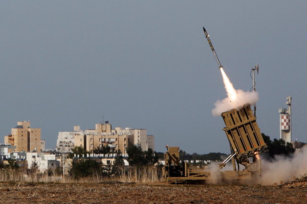 Rakettforsvaret «jernkuppelen» tas i bruk for å avskjære en rakett avfyrt fra Gazastripen. Hver gang «jernkuppelen» brukes, koster det rundt 300.000 kroner. 
