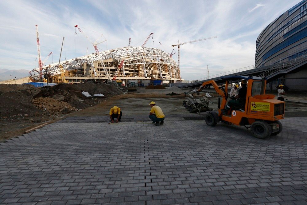 BYGG OG ANLEGG: Anleggsarbeiderne har fortsatt noen måneder på seg til å blir ferdige med hellelagte veier i Olympic Park i Sotsji. 