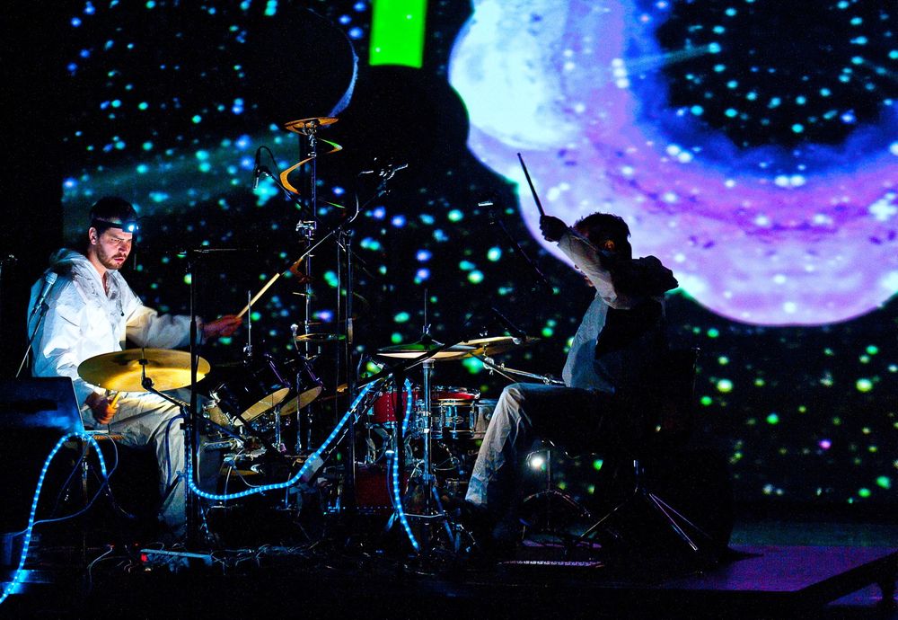 Neste år settes "Rytmer fra verdensrommet" opp på Det norske teatret. Det blir trolig verdens første teaterstykke med sin egen app. Opphavsmann Peter Baden ser du til venstre i bildet.  