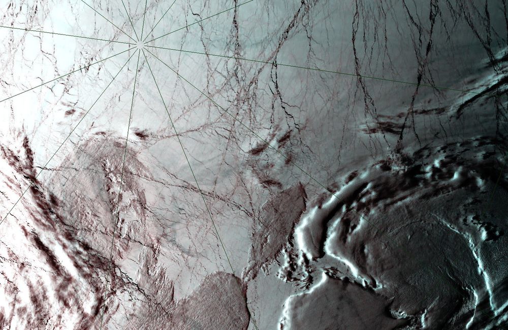 Russiske forskere har i høst samlet inn data for å bevise at Mendelejevryggen i Nordishavet tilhører Russland. Her er Nordpolen fotografert fra romfartøyet Terra. 