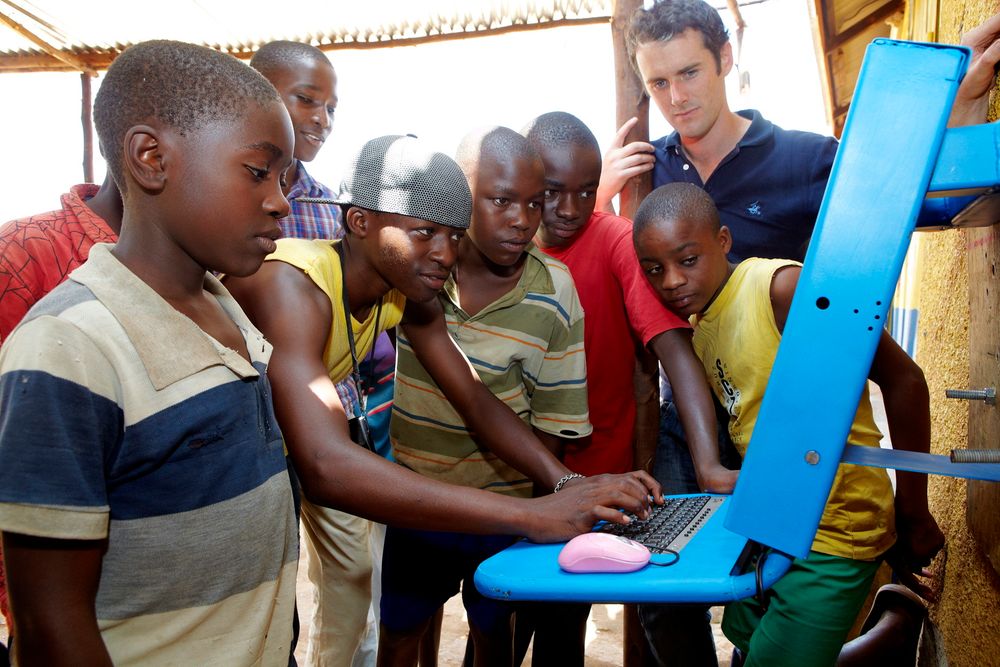 Industridesigneren Neil Ryan har vært i Uganda i flere måneder for å utarbeide en datamaskin som kan drives av solceller og lett monteres på en vegg. Foto: Kjersti Gjems Vangberg