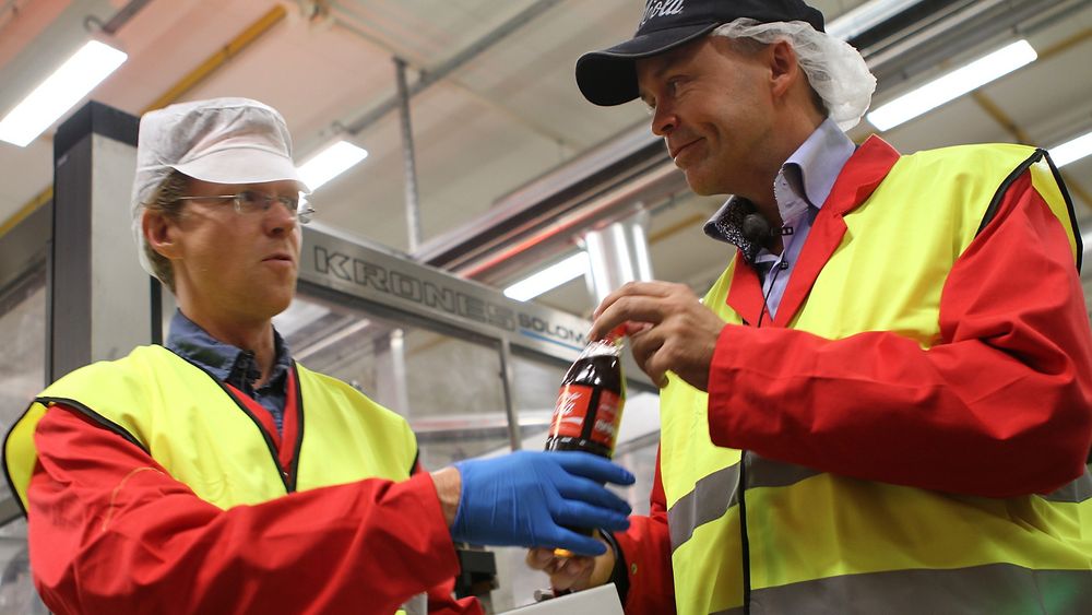 DEN SISTE: Den aller siste halvliters gjenbruksflasken fra Coca-Cola stilles ut i plastutstillingen på Teknisk Museum. I går fikk konservator Dag Andreassen flasken fra Steuin Rømmerud i Coca-Cola Enterprises.