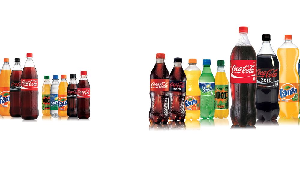 GAMMEL OG NY: Coca-Cola går fra gjenbruksflasker (t.v.) til flasker med en høy andel planteplast (t.h.). Det skal redusere miljøpåvirkningen og klimagassutslippene drastisk. 