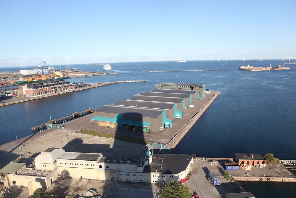 Slik ser havneanlegget på Øresundkysten ut i dag. Foran de grå lagerbygningene skal det graves ut en kanal.
