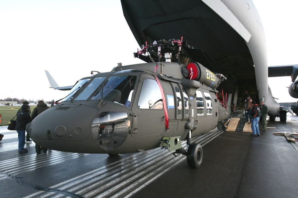 De første to Black Hawk-helikoptrene ankom Sverige i et Boeing C-17 Globemaster III bare et halvår etter bestilling. 