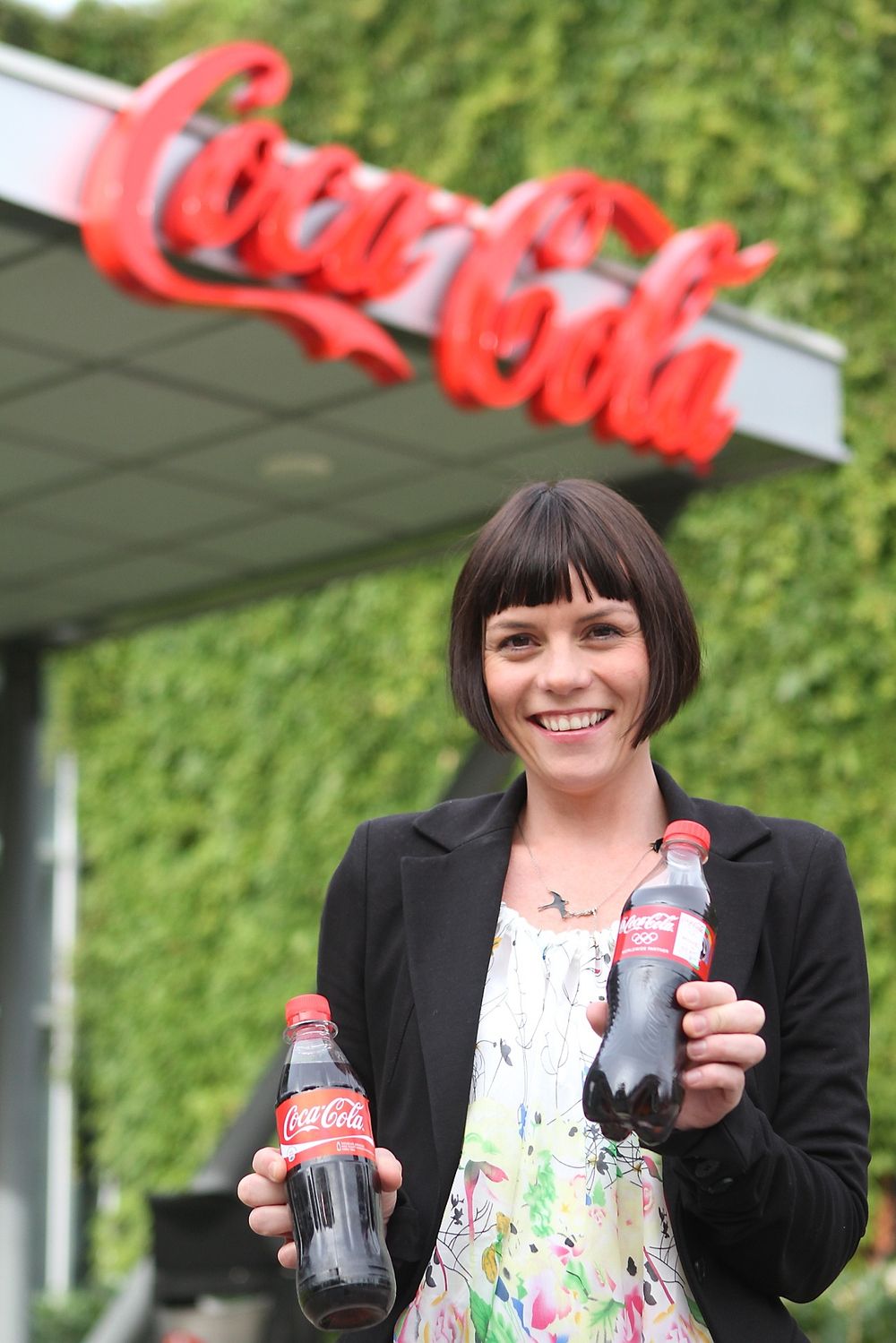 KLIMAVENNLIG: Assisterende direktør for eksternkommunikasjon i Coca-Cola Norge, Vibeke Hansen, sier de nye flaskene reduserer utslipp av skadelige klimagasser.