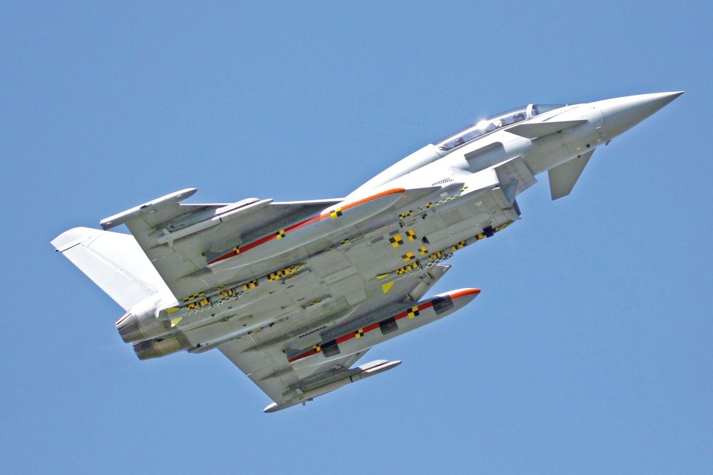 Eurofighter Typhoon med MBDA Meteor-missiler under vingene - to områder hvor EADS og BAE Systems allerede har et tett samarbeid i dag. 