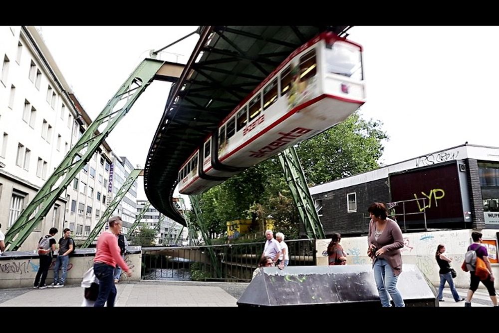 Trikken svever 8 meter over bakken. FOTO: Håkon Jacobsen