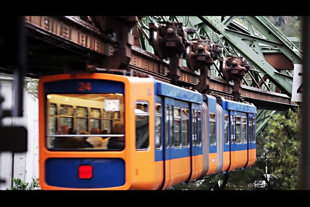 Dette er en av de gamle vognene på svevebanen på vei ut av en stasjon. FOTO: Håkon Jacobsen