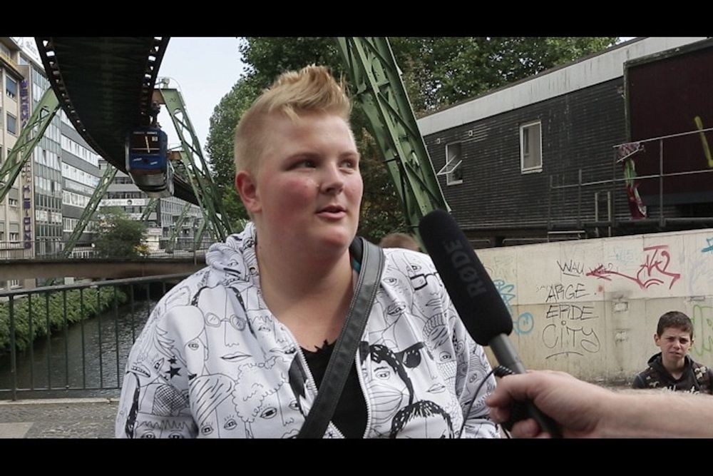Karney som er student i Wuppertal har akkurat kjøpt månedskort til Svevebanen. FOTO: Håkon Jacobsen