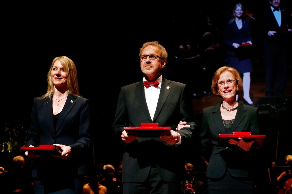 Cornelia Isabella Bargmann (f.v.), Winfried Denk og Ann Martin Graybiel  mottok Kavliprisen 2012 for nevrovitenskap i Oslo konserthus tirsdag. 