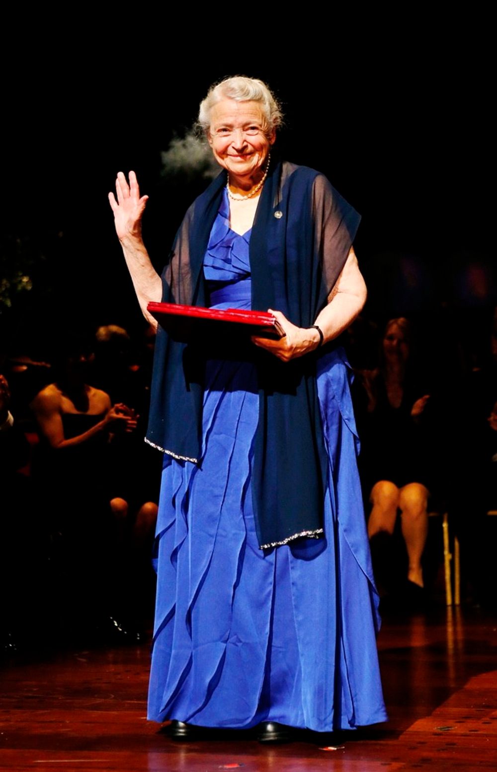 Mildred Dresselhaus mottok Kavliprisen 2012 for nanovitenskap i Oslo konserthus tirsdag. 