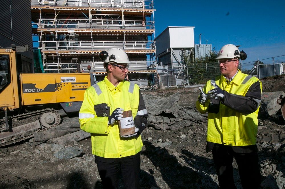 Olje- og energiminister Ola Borten Moe legger ned grunnstenen på det nye forskningsenteret til Statoil i Trondheim. T.h. forskningsdirektør Lars Høier. 
