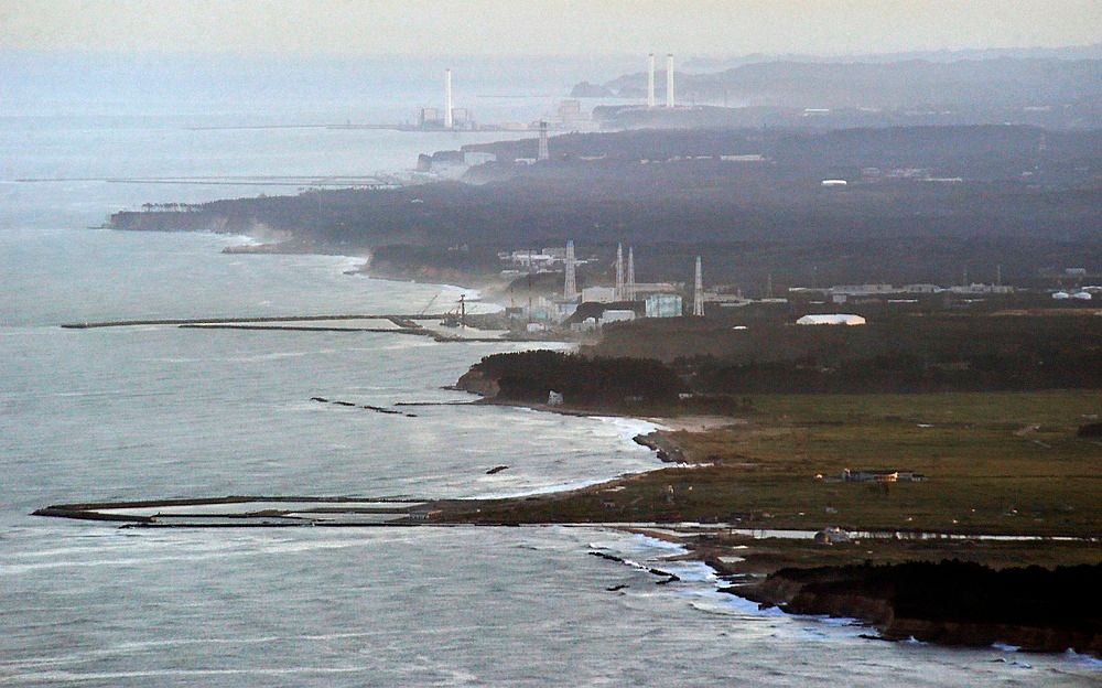 Flyfoto av atomkraftverket Fukushima Daiichi i Japan. En alvorlig krise oppsto ved kraftverket i fjor da en tsunami rammet kysten etter et kraftig jordskjelv. Problemene førte til utslipp av radioaktive stoffer.  