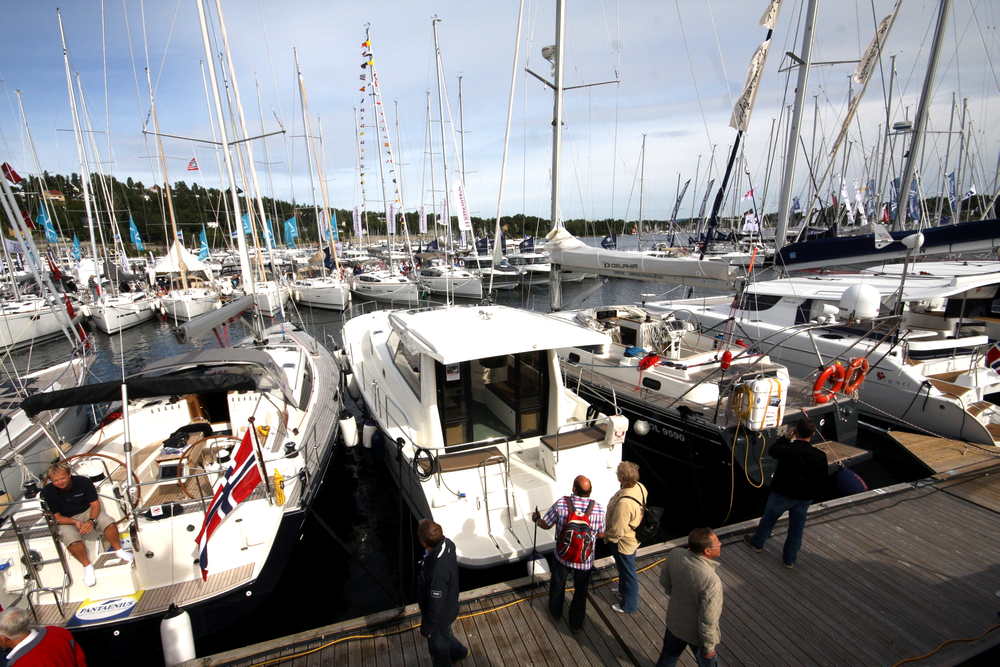PÅ ETT BRETT. Båtbransjen har trommet sammen 350 fartøy med og uten seil på Kadettangen i Oslo denne weekenden.