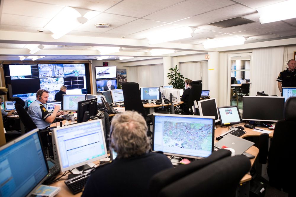 SAMARBEID: Politiets nye it-plattform åpner for langt mer samarbeid og utveksling av informasjon på tvers av politidistriktene, som tilgang til kart, logg og flåtestyring. Her fra Operasjonssentralen i Oslo.