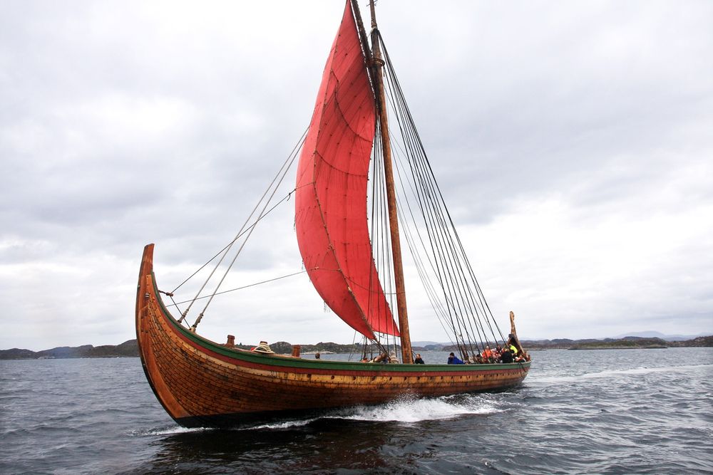 KRYSS: Draken Harald Hårfagre krysser seg gjennom Karmsundet ved Haugesund.
