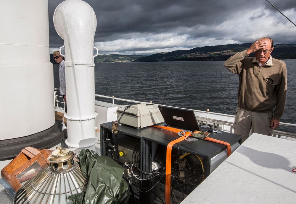 KLART: Sjefingeniør Dag Solheim ved Statens kartverk foran sjøgravimeteret som er lånt fra USA. Han tror og håper at tyngdens akselerasjon også kan bli målt på andre innsjøer for å gi anleggsnæringen økt nøyaktighet. FOTO: Håkon Jacobsen