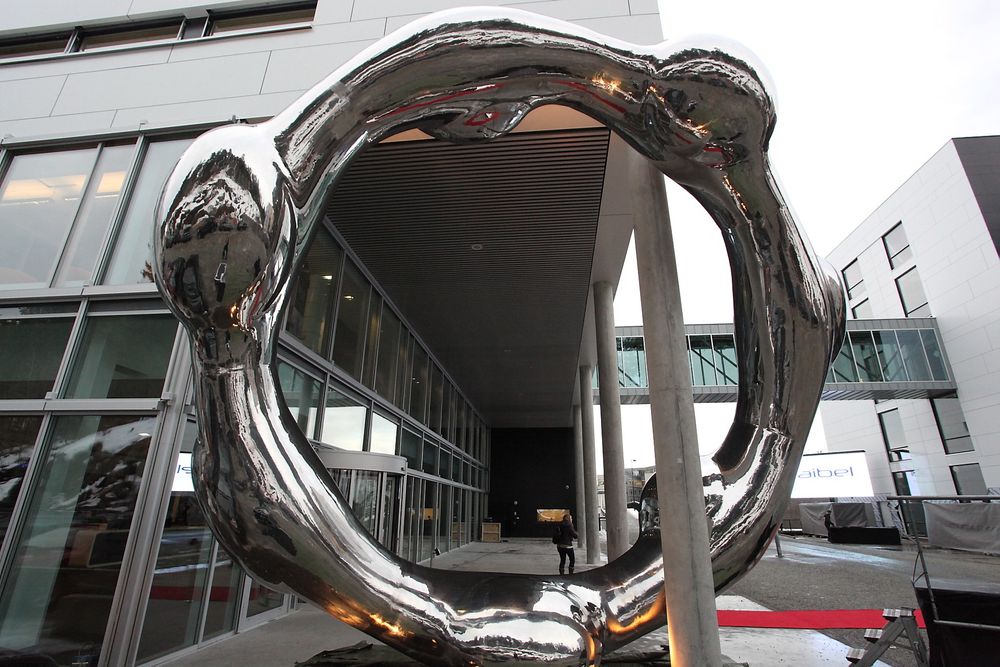NOMINERT: Kunstverket utenfor er Aibelbygget er laget av Bård Breivik. 