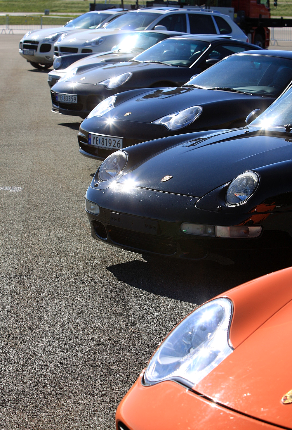 Blant alle bevingede juveler hadde også ei solid rekke Porscher fra Bodøs lokale importør sneket seg inn.