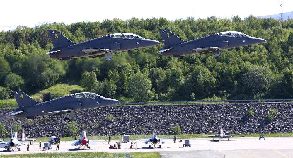 Det finske luftforsvarets oppvisningsteam Midtnight Hawks i sine BAe Hawk Mk.51