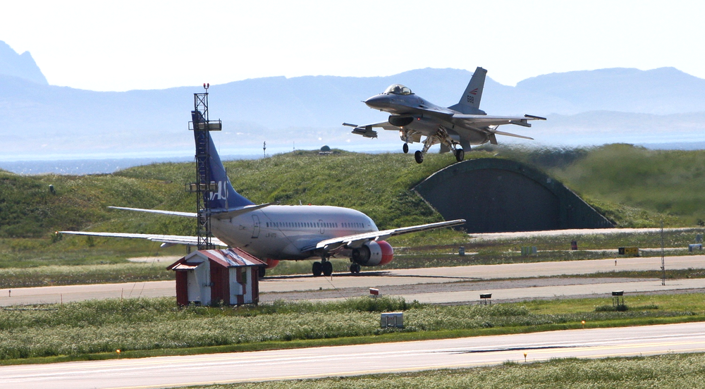 Et ikke helt uvanlig syn på Bodø lufthavn: Møte mellom Boeing 737-600 og et F-16.