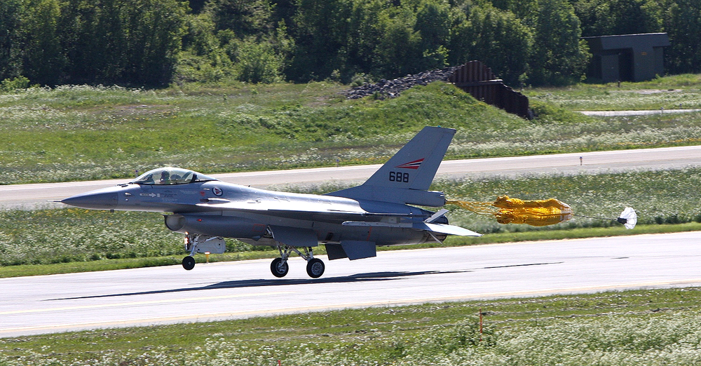 Norsk F-16 med kort landing. Bremseskjermen er i ferd med å felles ut.