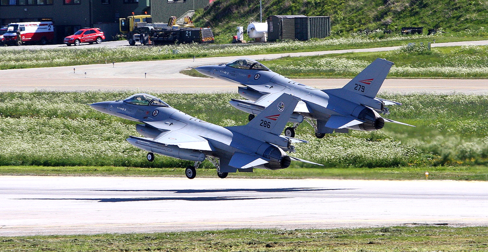 To norske F-16 tar av i formasjon.