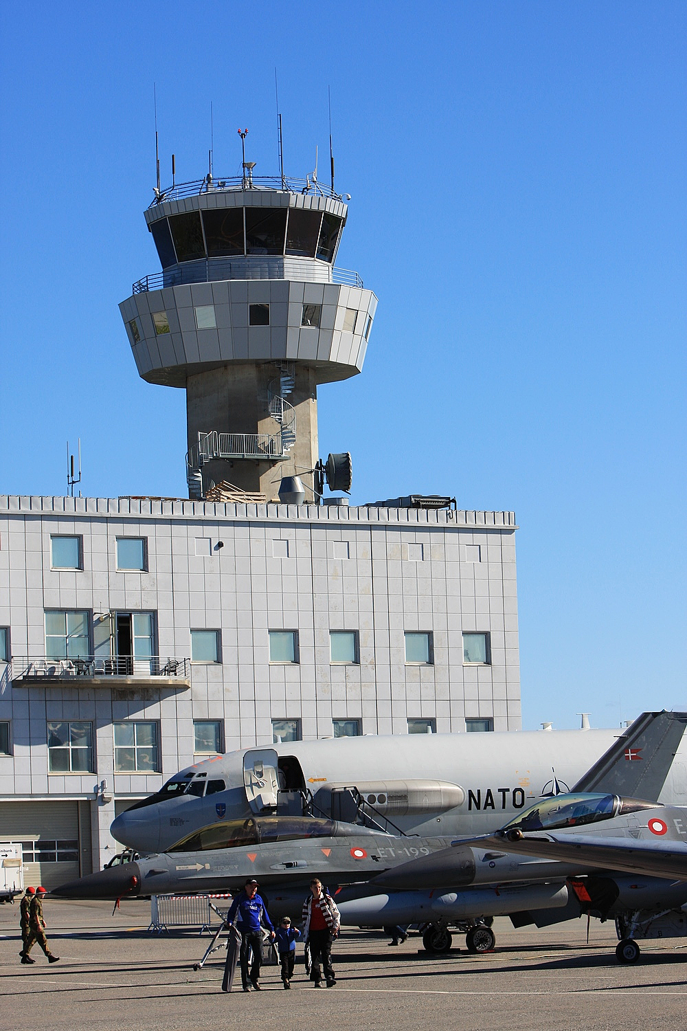 To danske F-16 og Natos AWACS (Boeing E-3A Sentry) foran tårnet på Bodø lufthavn.