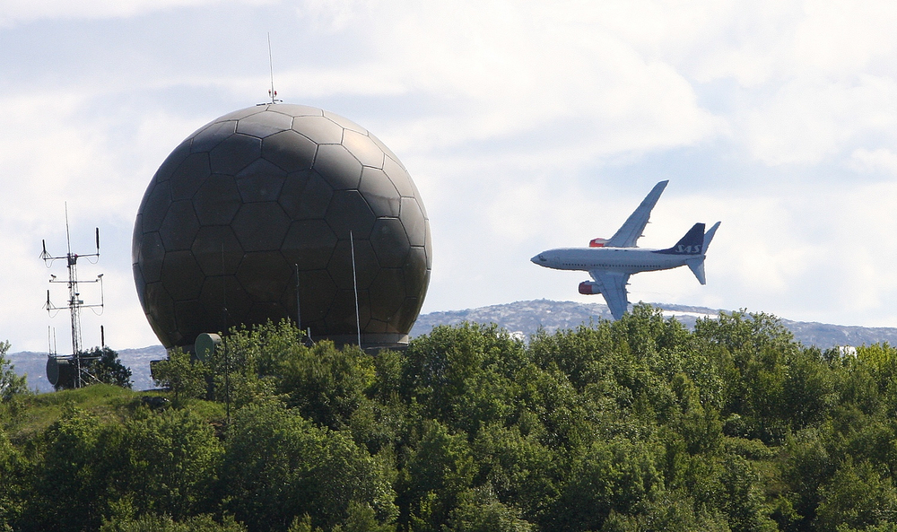 På langt hold kan 737-en virke faretruende nær radarkuppelen på Bodø hovedflystasjon.