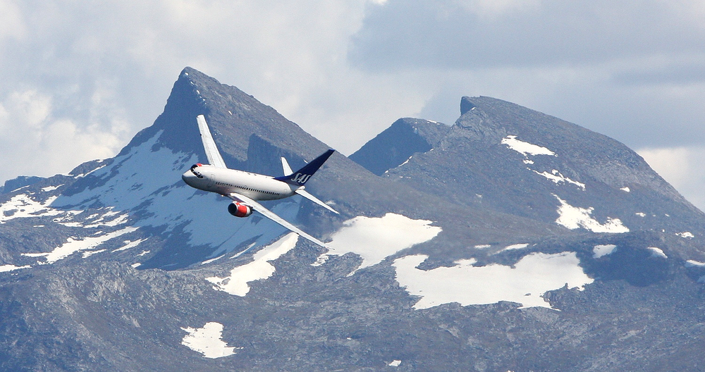 Ikke bare luftens krigere hadde fått tildelt plass på flyshowet i Bodø. Her flyr et Boeing 737-600 fra SAS et oppvisningsprogram.