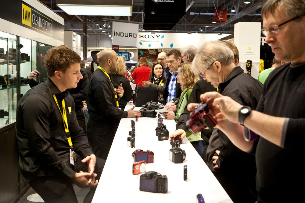 MESSE: Nikon trakk som vanlig mye folk til sin stand. Mange var ute etter å oppgradere sine eksisterende produkter.