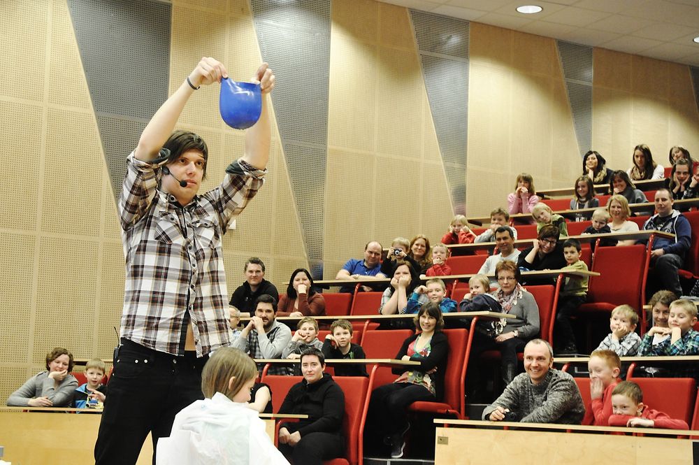 BADEHETTE: Hvis trikset utføres korrekt skal badehetta med vann lande perfekt på forsøkskaninens hode.