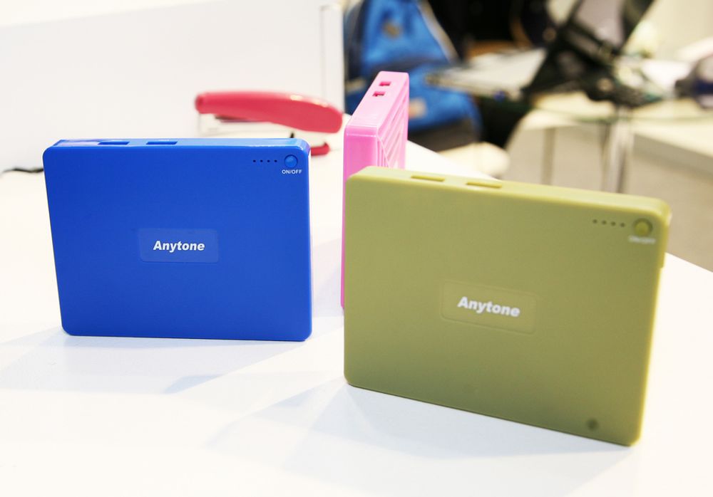 MESSE: Mobile multiladere hører også med. Dette er fargerike ladere som kan lade alle typer bærbare enheter fra kinesiske Anytone.