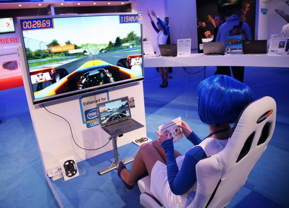 MESSE: Hos Intel kan interesserte prøve ut såkalt "augmented reality" - her i form av et bilspill der "rattet" er en pappskive.