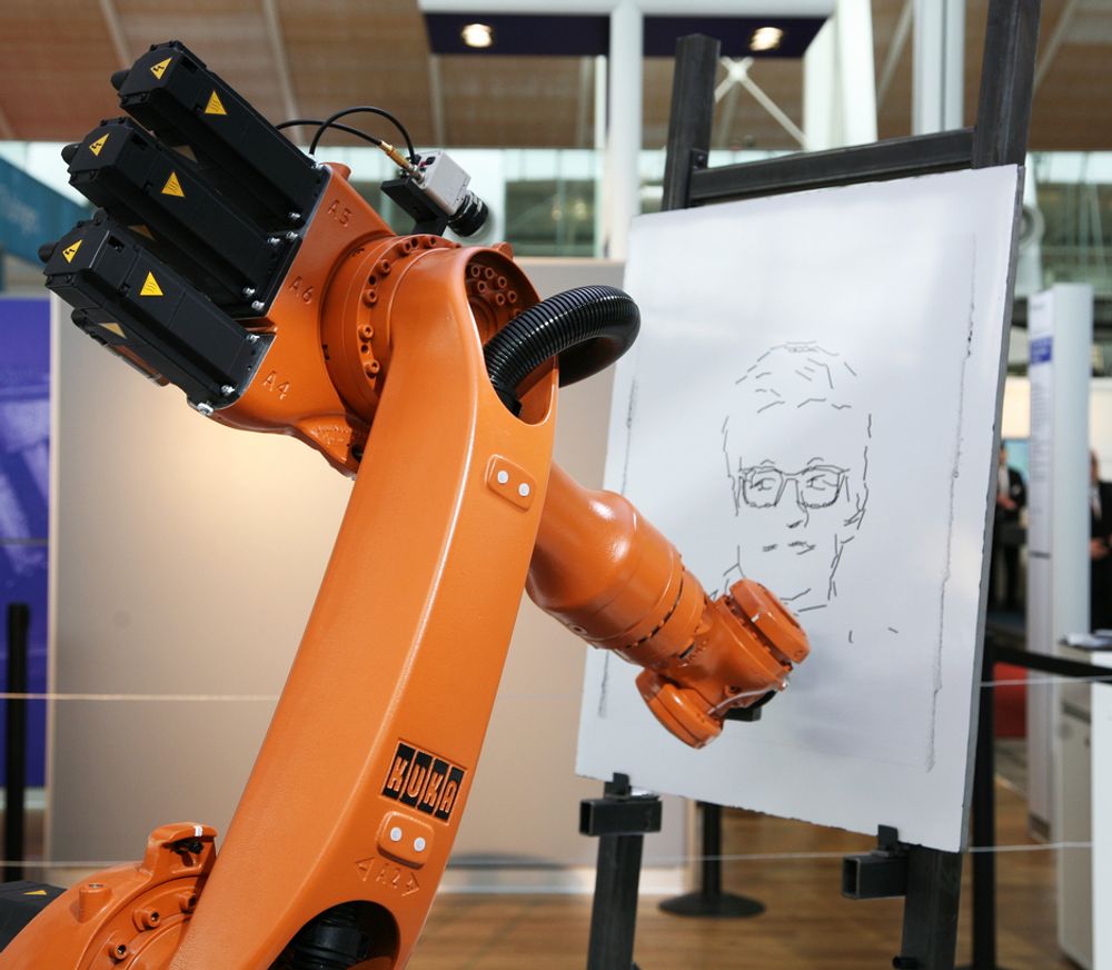 MESSE: Dette er Fraunhofer Institutes tegnende robot, som tegner portretter av folk som er innom standen til Fraunhofer. Roboten tar et digitalt bilde av personen, bruker en algoritme for å prosessere datainformasjonen slik at den kan tegne. Fort gikk det dog ikke.