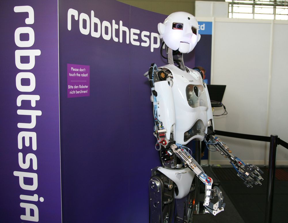 MESSE: Roboten Robothespian danser, synger, leser og forsøker å kysse folk som går forbi. Stor interesse blant CeBIT-besøkende.