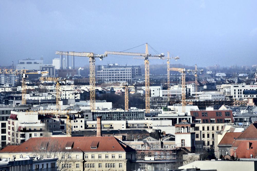 KRANLIV: Kranene rager over Berlin, den evige byggeplass.