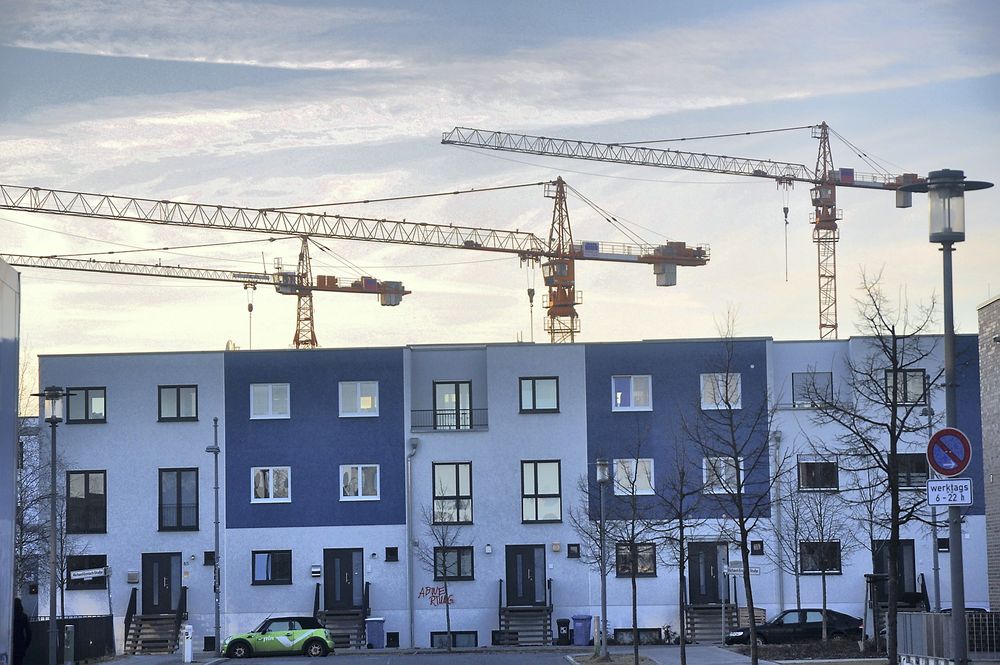 BOLIGER: Omfattende boligutbygging i nærheten av S-banestasjonen Storkower Strasse i Øst-Berlin.