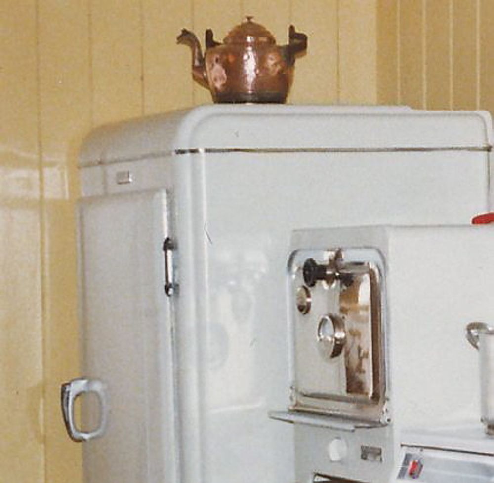 NORGES ELDSTE? Dette Electrolux-kjøleskapet skal være produsert i 1937, og ble fraktet til Norge fra Amerika.