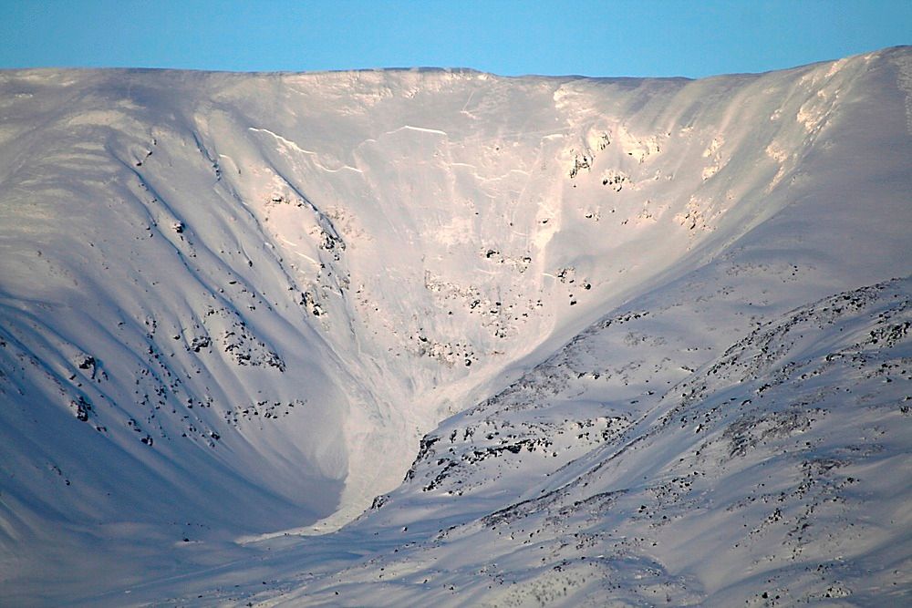 Fjellsiden på Sorbmegaisa-fjellet hvor et snøskred mandag begravet en fransk og fem sveitsiske turister. Fem av de seks omkom. 