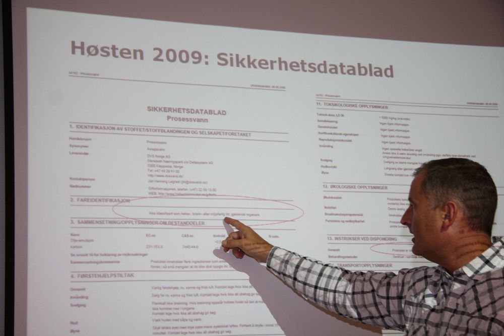 FEIL: Oleon-direktør Jan Rørvik Johnsen med databladet de fikk fra DVS Norge høsten 2009. Der er avfallet ikke i kategori "farlig".