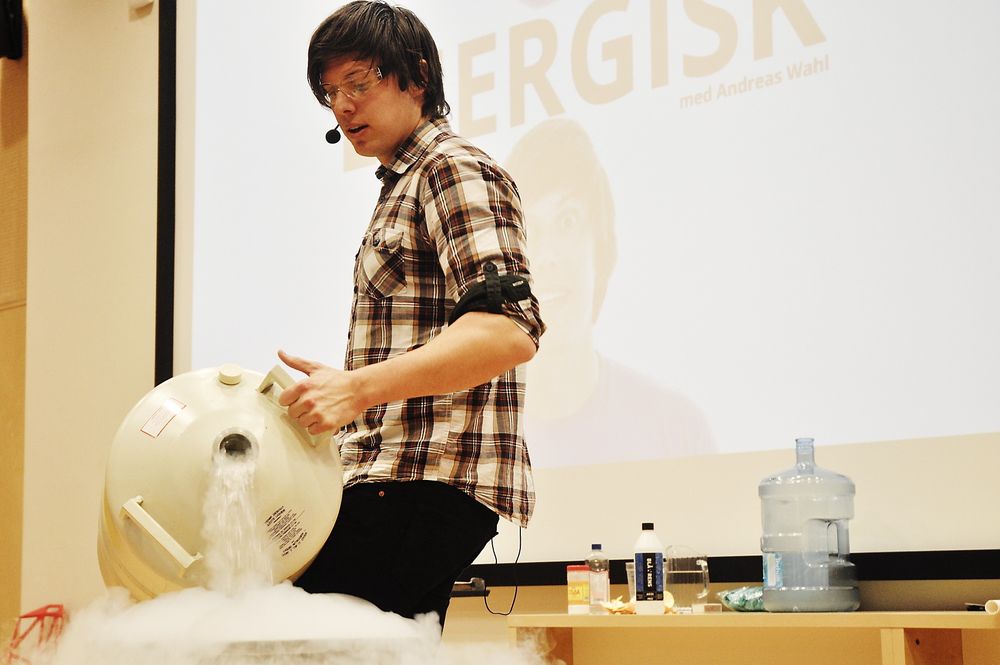 FYSIKKSHOW: Andreas Wahls fysikkshow har nå blitt en app. Her heller han flytende nitrogen på et show i Bergen. Foto: Fredrik Drevon