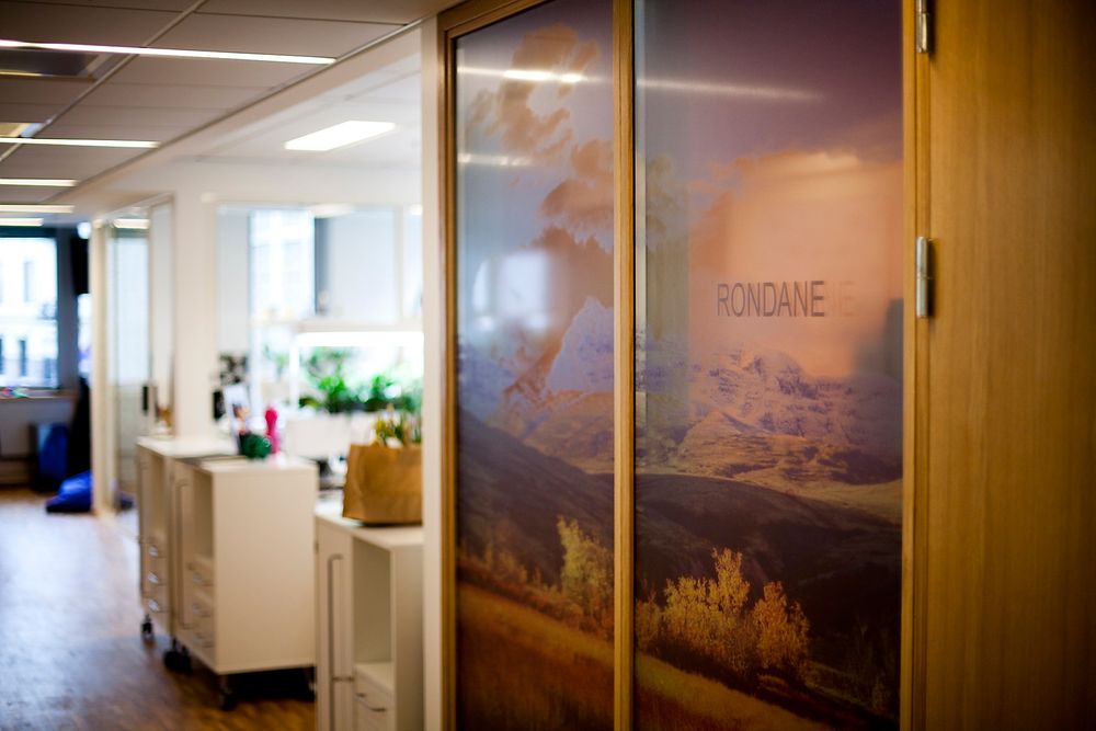 URNORSK: - Hvis det sitter en japaner på kontoret mandag morgen, skal han ikke være i tvil om hvor han er, sier Grønbech.