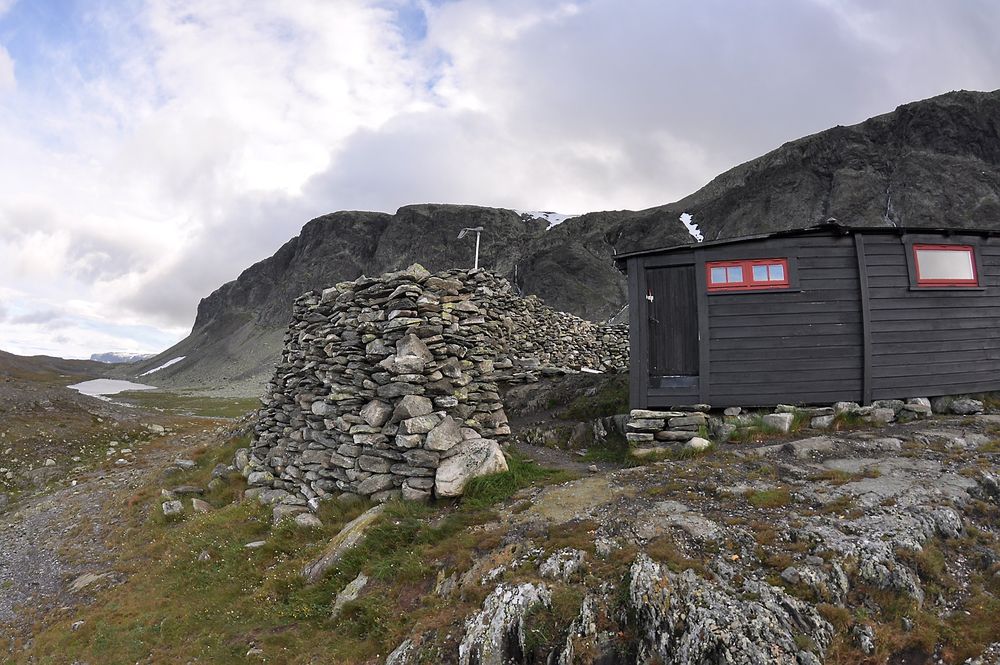 BESKYTTER: Arne Næss bygget en mur for å beskytte hytta mot den nådeløse vinden. 