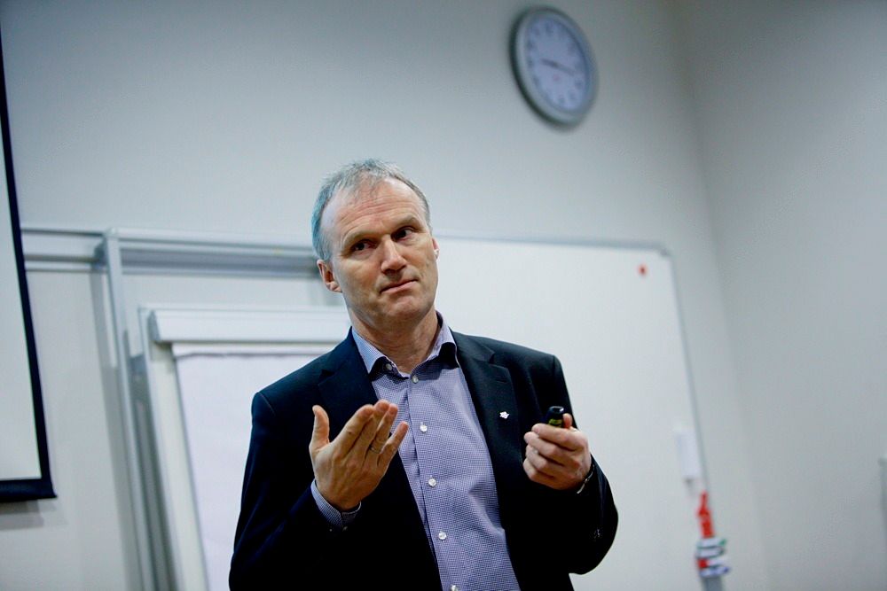 TRENGER FORNYELSE: Konsernsjef Geir Isaksen i NSB mener regjeringen ikke kommer til å nå målet om at kollektivtrafikken skal spise befolkningsveksten i Stor-Oslo. Bildet ble tatt under resultatpresentasjonen i februar.