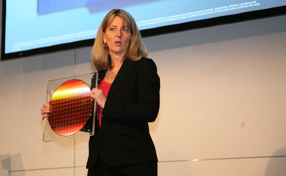 Intels sjef for Datacenter Platform Engineering Group, Lisa Graff, med waferen til den nye Xeon E5-brikken.